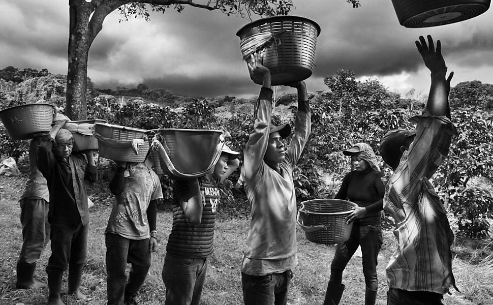 Exposição Êxodos de Sebastião Salgado na Caixa Cultural Salvador