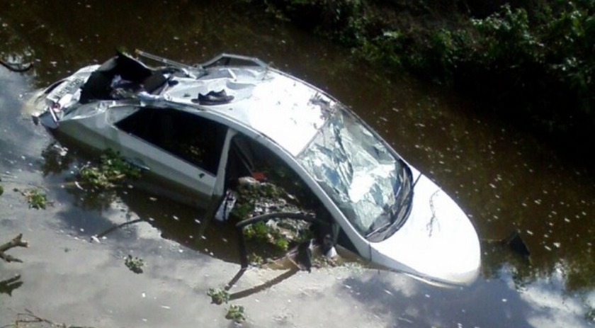 FATAL: Duas pessoas morrem e outra fica ferida após carro cair dentro de rio na Bahia