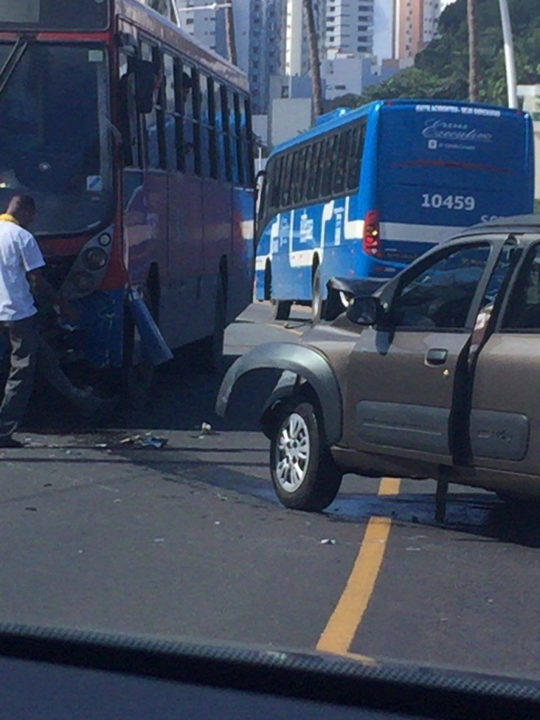 ACIDENTE NA BARRA: Motorista bate contra ônibus em frente ao Hospital Espanhol