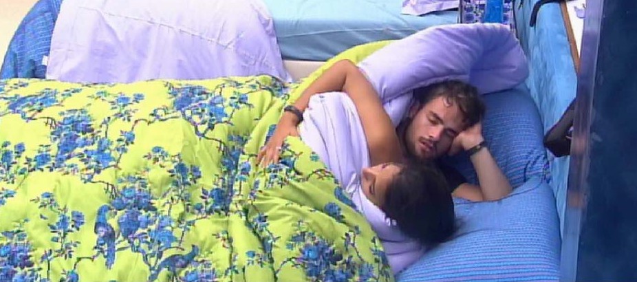 BBB15: só de calcinha, Talita se amassa com Rafael sob edredom