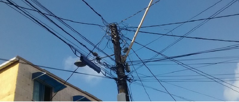 SOB ALTA TENSÃO: Sete pontos de perigo e descaso dos postes de energia elétrica em Salvador