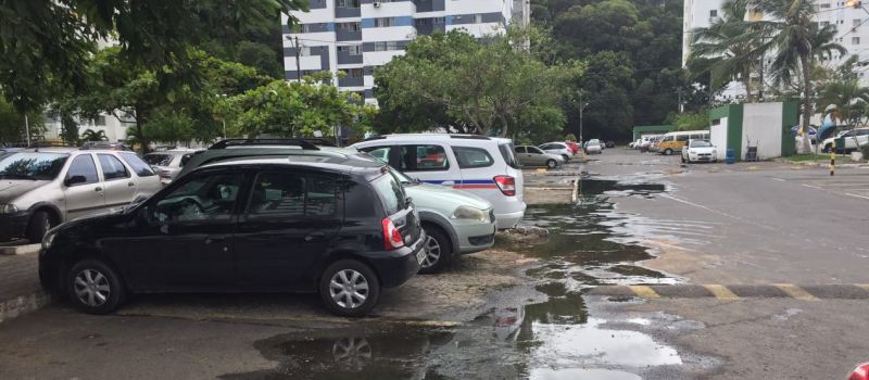 QUE SUJEIRA: Moradores de condomínio na Paralela reclamam de esgoto a céu aberto; Embasa culpa prefeitura