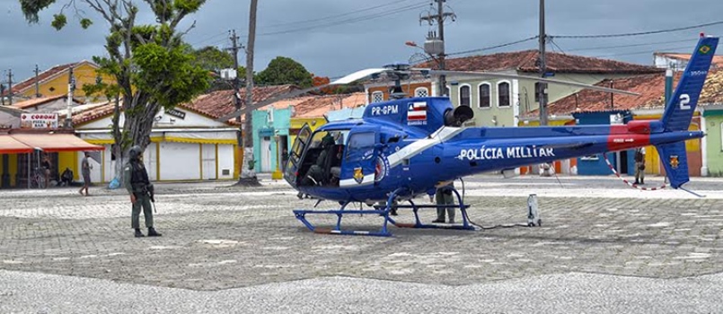 SUSTO NO MAR: Homens são resgatados de helicóptero após barco ficar à deriva na Bahia