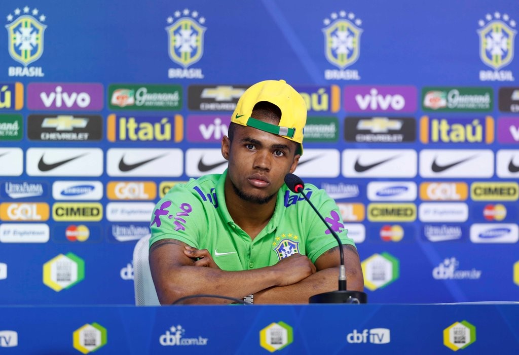 DESFALQUE OLÍMPICO: Com lesão na coxa, Douglas Costa está fora do Rio 2016