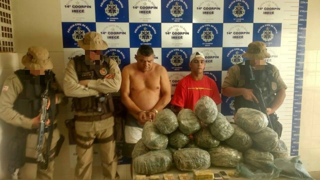 MACONHA E SUBORNO: Flagrado com 22 quilos da droga, traficante oferece R$ 4 mil a policiais