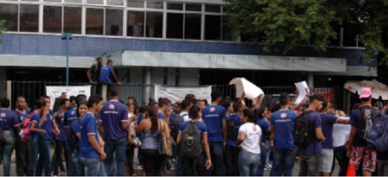 MANIFESTAÇÕES: Em protestos, estudantes interditam trânsito na região da Calçada e ocupam escola no Subúrbio