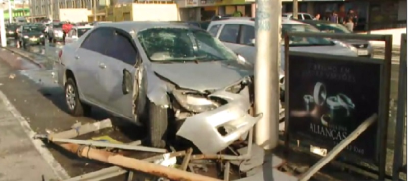 ACIDENTE NA PITUBA: Batida entre carros e poste deixa ferido na orla de Salvador