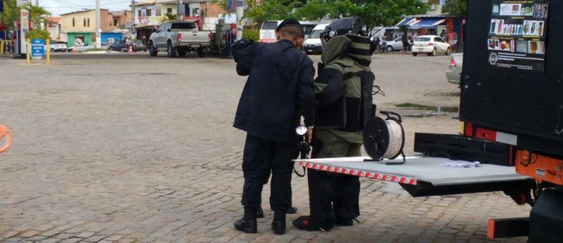 Bope isola posto de combustível e desarticula explosivo amarrado em carro em Barra de Pojuca