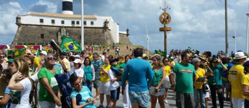 Manifestantes fazem ato contra Dilma e a favor do impeachment no Farol da Barra