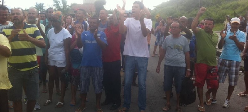 ILHA DE SÃO JOÃO: Manifestação de moradores interdita a BA-528