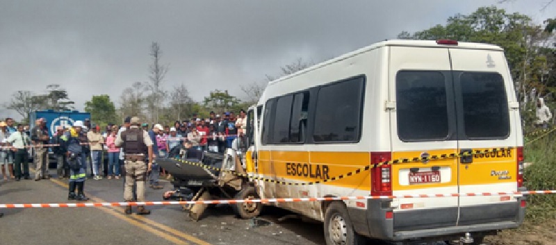 VITÓRIA DA CONQUISTA: Colisão entre van e um carro de passeio deixa um morto na BA 263