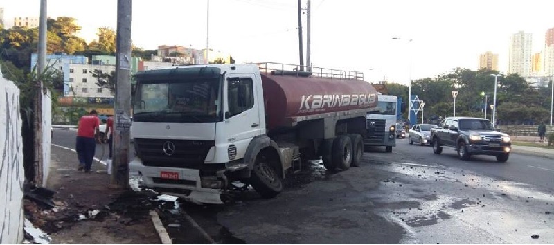 AVENIDA OGUNJÁ: Condutor perde controle da direção e bate caminhão-pipa em poste