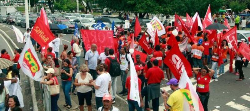 Protesto contra Governo Temer, deixa trânsito congestionado na Avenida ACM