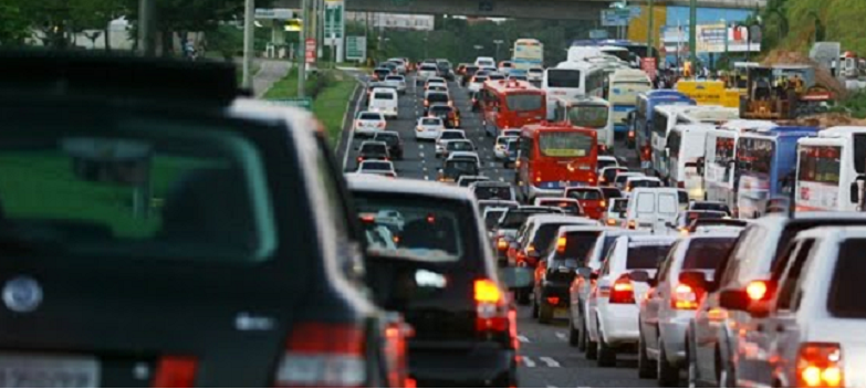 Em protesto, homem senta no &#8216;meio&#8217; da Av.Paralela e deixa trânsito bastante congestionado na via