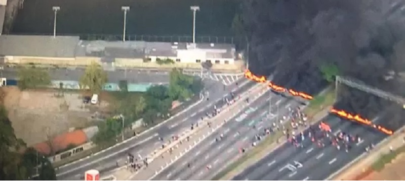 PROTESTOS: Manifestações contra impeachment bloqueiam marginais e rodovia em SP