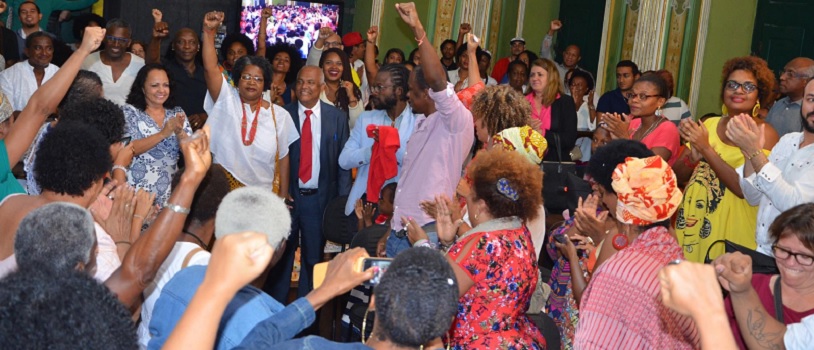 SOLENIDADE: Ouvidora-geral da Defensoria Pública da Bahia, recebe a Medalha Zumbi dos Palmares ao som dos atabaques