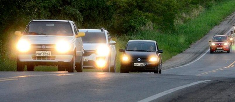 LIMINAR: Justiça proíbe multas a motoristas que dirigirem com farol desligado de dia