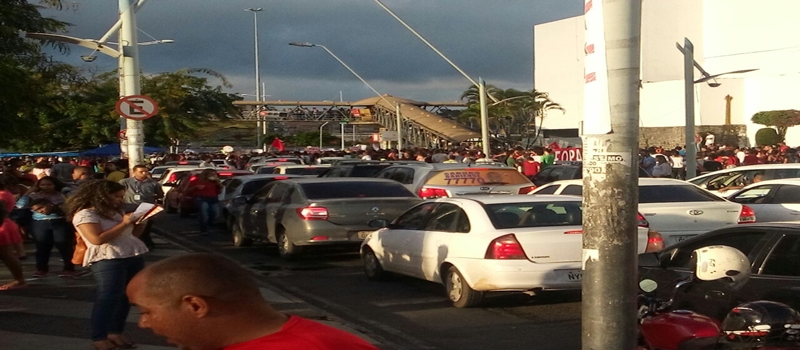 &#8216;FORA TEMER&#8217;: Manifestação contra governo congestiona avenidas de Salvador