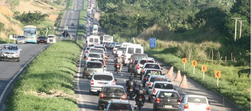 ACIDENTE NA BR-324: Caminhão tomba e causa congestionamento de 5 km, próximo à Santo Amaro