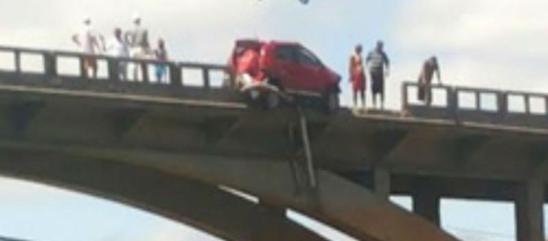 &#8216;MEDO&#8217;: Após colidir com caminhão &#8216;desgovernado&#8217;, carro fica pendurado em ponte a 40 metros de altura