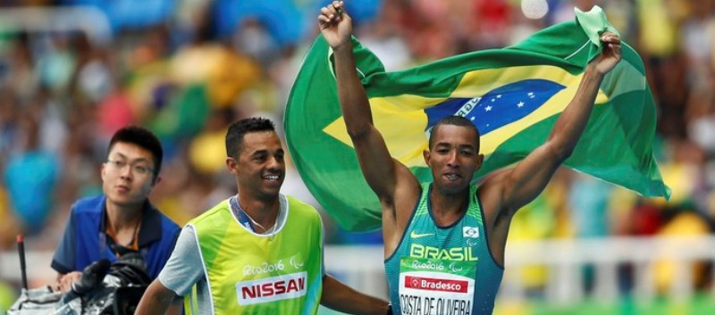 &#8216;VOO HISTÓRICO&#8217;: Ricardo Costa supera americano e fatura o ouro no salto em distância para cegos