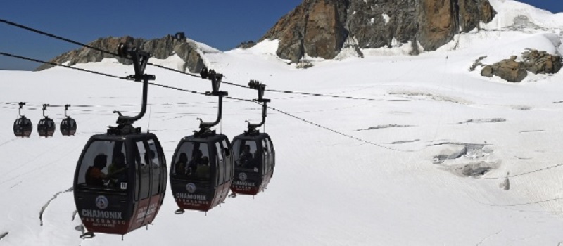 TENSÃO NAS ALTURAS: Turistas são resgatados após noite presos em teleférico, na Europa