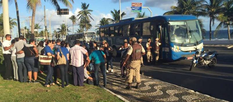 TOQUE CERTO: Por celular, passageiro avisa PM de assalto, ônibus é interceptado e bandido preso