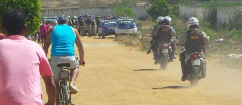 OUSADIA: Durante tentativa de fuga, trio fura bloqueio, atropela PM e troca tiros com a polícia