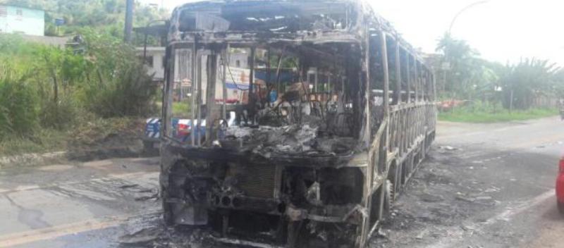 Após ataque, ônibus voltam a circular no fim de linha da Base Naval de Aratu