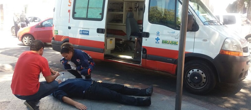 PERDEU OS SENTIDOS: Homem passa mal e cai na via pública no Centro Historico de Salvador