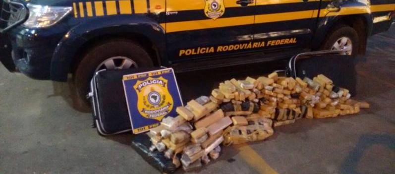 Homem é preso e adolescente apreendido com 100 quilos de maconha em ônibus de turismo