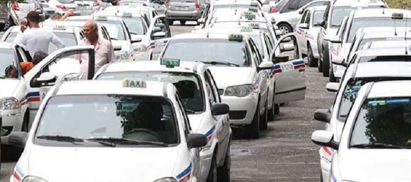 GUERRA TRAVADA: Taxistas fazem carreata exigindo que os &#8216;Uber&#8217; parem de circular na cidade