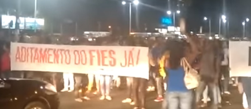 Alunos protestam contra dificuldades para renovar matrícula no Fies em Salvador; Veja vídeo