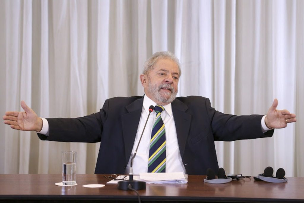 Lula se diz indignado após denúncias: ?se eles querem me tirar, vão ter que disputar comigo na rua?