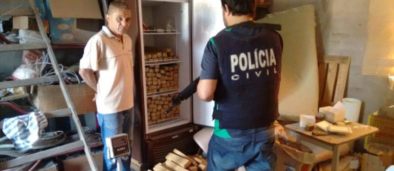 SUBORNO: Homem oferece R$ 400 mil a policiais após ser flagrado com drogas em Lauro de Freitas