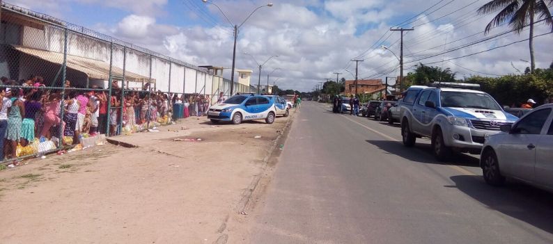 Mulher é presa em operação para impedir entrada de drogas e celulares em presídio de Feira de Santana