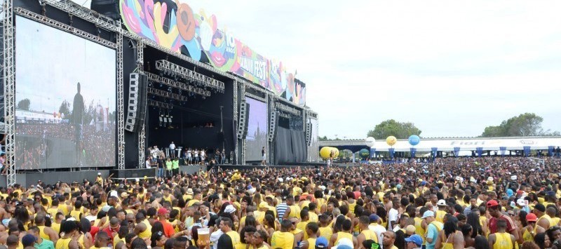 GLAMOUR: Público abusa da criatividade e arrasa com modelitos no Salvador Fest; Veja