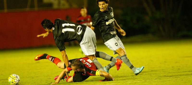 SAI CARO: Sandália atirada durante jogo contra Botafogo pode render multa de até R$ 100 mil ao Vitória