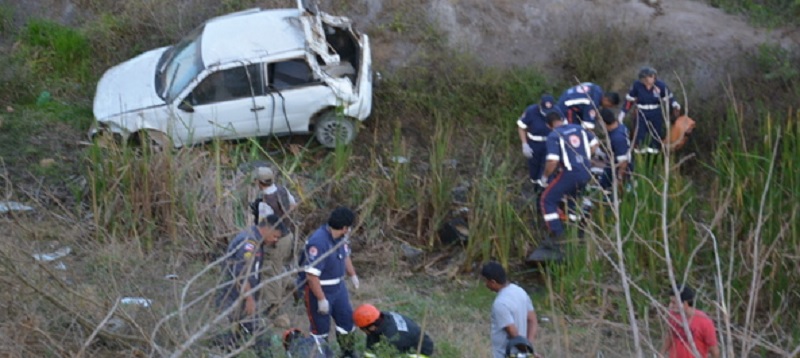 SUDOESTE BAIANO: Três pessoas ficam feridas após queda de carro numa ribanceira na avenida Luis Eduardo