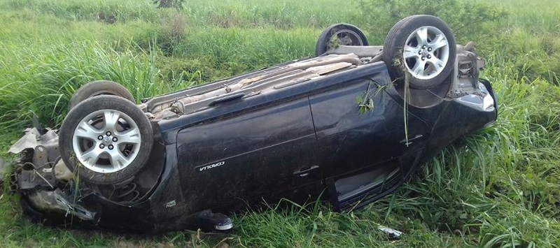 PARADA OBRIGATÓRIA: Polícia prende um homem que desobedeceu à ordem de parada; Ele capotou o carro na BR 324