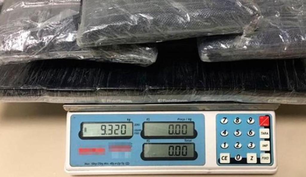 HAXIXE NA MALA: Jovem é presa com mais de nove quilos da droga no aeroporto de Salvador