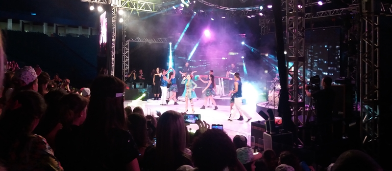 MÃES LARINÁTICAS: Pais roubam a cena durante show de Larissa Manoela e se divertem; Veja vídeo