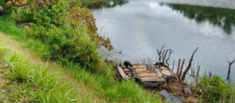 SOCORRO: Carro cai em lagoa na Paralela e guincho demora no reboque; Por sorte, ninguém ficou ferido