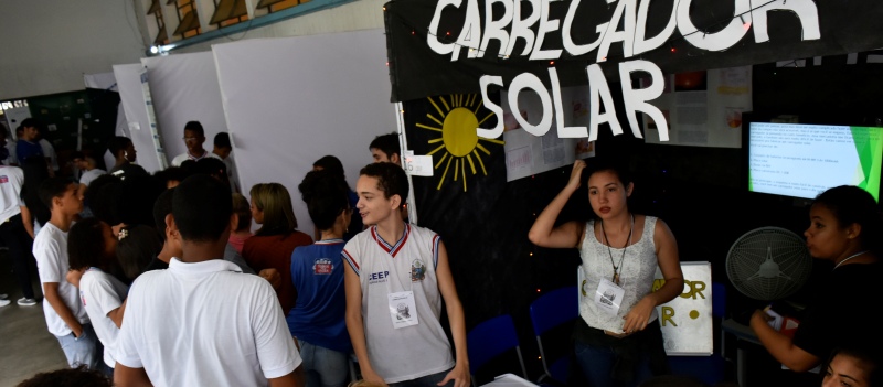 CIÊNCIA: Estudantes baianos desenvolvem carregador de celular que funciona a energia solar