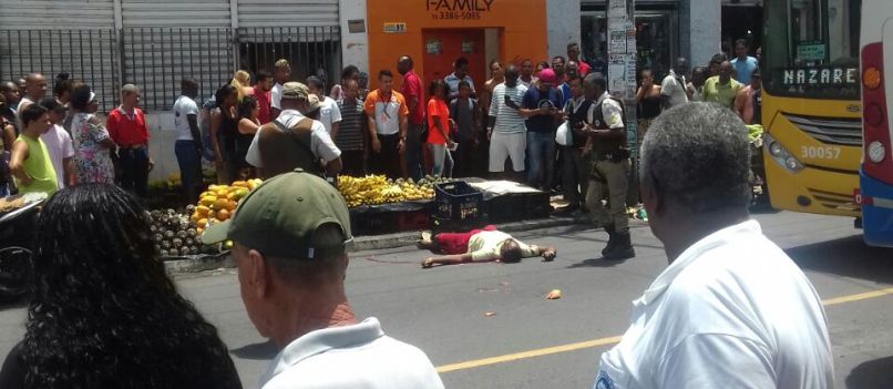 Homem é assassinado com um tiro na cabeça na rua principal do bairro da Liberdade