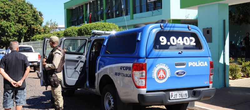 NO &#8216;CAMBURÃO&#8217;: Policiais são flagrados transportando homem em porta-malas de forma irregular em Salvador