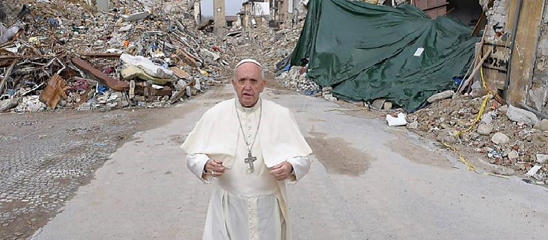 TRAGÉDIA EM AMATRICE: Papa faz visita surpresa a áreas afetadas por terremoto