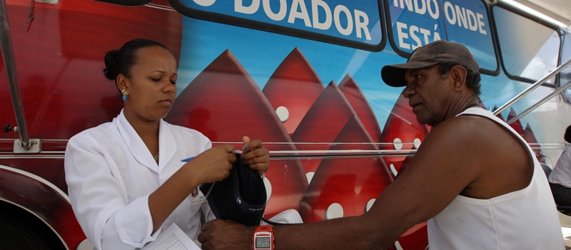 Hemóvel atende candidatos à doação de sangue no campus da UFBA e em shopping de Salvador