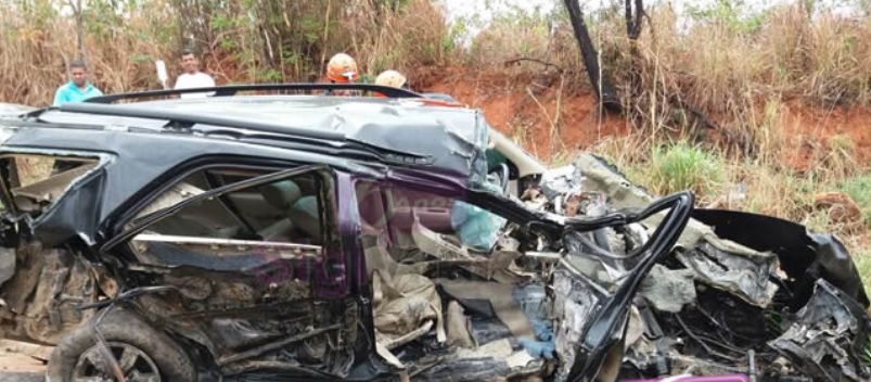 TRAGÉDIA: Um morre e dois ficam feridos após carro colidir contra carreta na Bahia