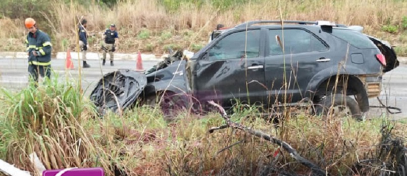 CURVA DA MORTE: Colisão entre caminhão e carro deixa um morto e dois feridos na BR 242 em Barreiras